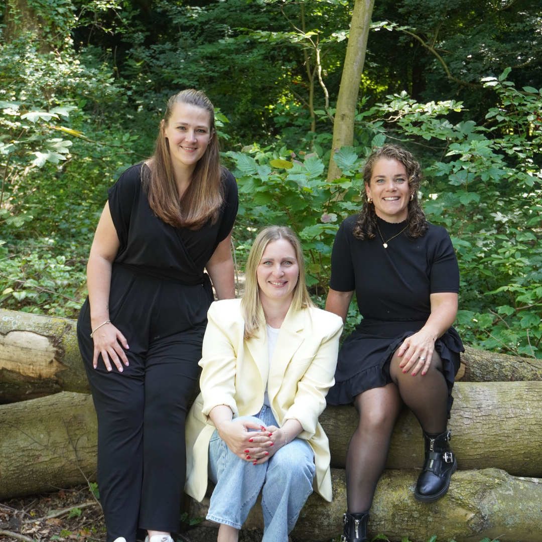 250826 Foto recruiters Onze 3 recruiters in het bos, links Danielle, in het midden Larissa en rechts Sanne