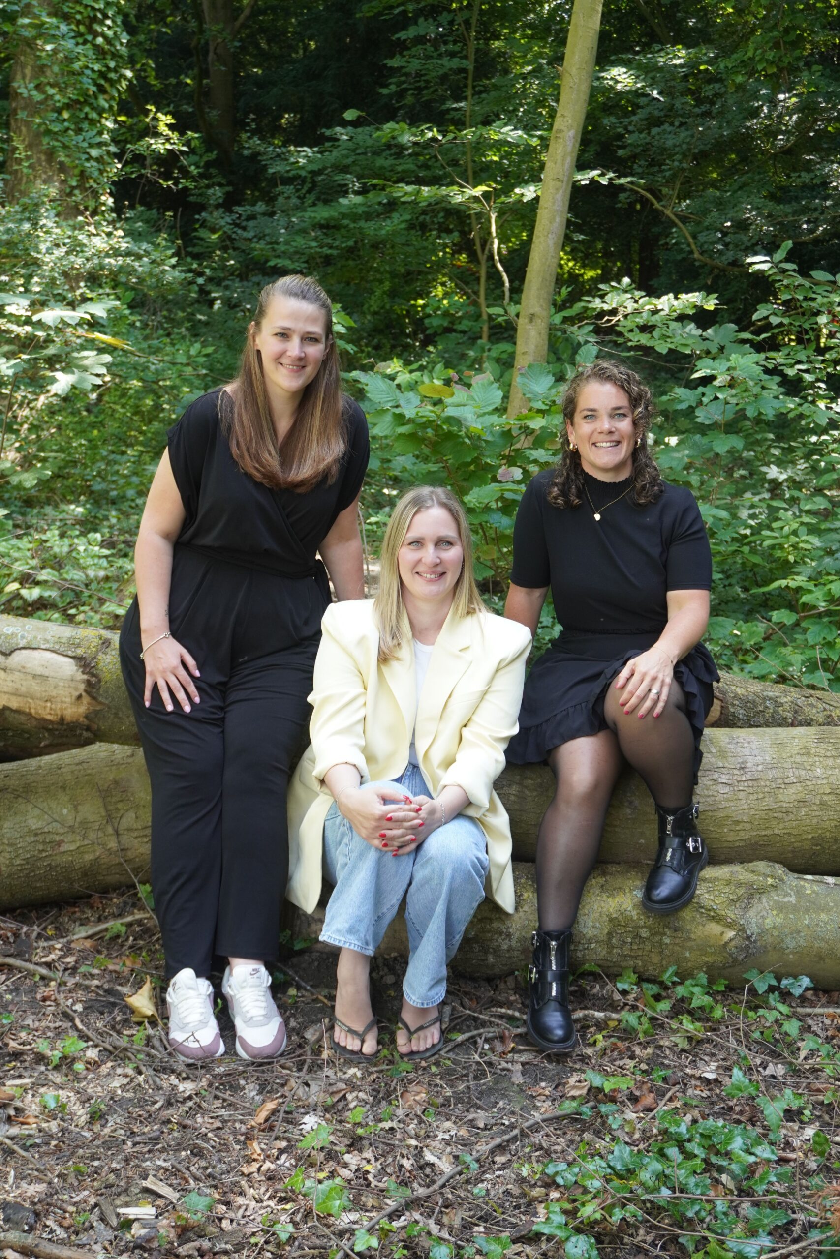 Onze 3 recruiters in het bos, links Danielle, in het midden Larissa en rechts Sanne